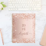 Agenda Nome do monograma da poeira dourada do rosa Blush<br><div class="desc">Um fundo rosa dourado com poeira brilhante elegante. Personalize e adicione um ano (invertido) e adicione um nome. O nome é escrito em ouro rosa escuro com um grande roteiro de estilo, escrito à mão, com baloiços. Perfeito para a escola, o trabalho ou a organização da sua vida pessoal/familiar. Para...</div>