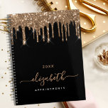 Agenda Nome do monograma do dourado preto 2025<br><div class="desc">Um fundo preto elegante com pingos, pintura pingando aparência. Personalize e adicione um ano, nome e título. O nome é escrito com um ouro grande e moderno estilo escrito à mão. Perfeito para a escola, o trabalho ou a organização da sua vida pessoal/familiar. Para manter as hastes, exclua apenas o...</div>