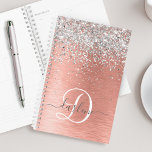 Agenda Nome do Monograma do Glitter Metálico Brutado Dour<br><div class="desc">Personalize facilmente esse design de planejador de chico moderno com brilho bonito prateado brilhante em um fundo metálico derrubado de rosa.</div>