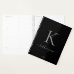 Agenda Nome do Monograma do Prata Preto Elegante<br><div class="desc">Script do Monograma Elegante Chic em um Planner Negro Chic. Fácil de personalizar com seu próprio nome e detalhes. Perfeito para o seu estilo de vida luxuoso! Entre em contato conosco em cedarandstring@gmail.com se precisar de assistência com o design ou produtos correspondentes.</div>