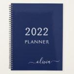Agenda Nome do Monograma do Script Girly Girly White do M<br><div class="desc">Monograma Azul Branco e Marinho de 2022 Adicionar seu próprio nome de script 2022 Calendar Wedding Planner de Evento. Isto faz o doce e perfeito aniversário de 16 anos, casamento, chá de panela, aniversário, chá de fraldas ou festa de solteira presente para alguém que ama luxo de luxo e estilos...</div>