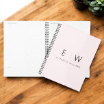 Agenda Nome do Monograma Mínimalista Moderno Elegante Cor<br><div class="desc">Alcançar a organização e o estilo em sintonia com nosso Clássico e Elegante Planeador de Monogramas Moderno Minimalista. Este planejador meticulosamente projetado combina perfeitamente a sofisticação do eterno com o minimalismo contemporâneo, fazer-o como uma ferramenta essencial para ficar no topo da sua agenda. Feito com precisão e atenção aos detalhes,...</div>
