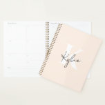 Agenda Nome do Monograma Personalizado Pêssego Moderno -<br><div class="desc">Mantenha-se organizado em estilo com este Planeador Personalizado Moderno, com um fundo pastel de pêssego suave e um monograma ou nome de cinza quente elegante no cobrir. Projetado tendo em mente o minimalismo e a elegância, este planejador é perfeito para programação diária, definição de metas, jornalismo ou planejamento do ano...</div>