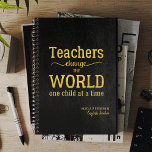 Agenda Nome do professor Citação Dourada de couro preto<br><div class="desc">Tal como planejador com o script de tipografia de folhas de ouro de professores,  citando "Professores mudam o mundo um aluno de cada vez",  nome personalizado e título                . Pode ser um presente de grande seriedade para expressar sua gratidão e apreciação e dizer obrigado para seu melhor professor!</div>