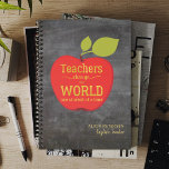 Agenda Nome do Professor Dourado Script Red Apple Blackbo<br><div class="desc">Elegante planejador de na moda com script de tipografia de folhas de ouro de professores citando "Professores mudam o mundo um aluno de cada vez", dentro uma grande maçã vermelha, nome personalizado e título Pode ser um presente de manobras atencioso para expressar sua gratidão e apreço e dizer obrigado para...</div>