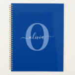 Agenda Nome do Script Monograma Personalizado Branco Azul<br><div class="desc">Este elegante monograma e na moda pode ser dado como presente para um aniversário, casamento, chá de panela, aniversário, Dia de as mães ou qualquer ocasião. Pode ser personalizado com o nome e a inicial da pessoa. Você pode alterar a fonte, a cor da fonte, o tamanho da fonte e...</div>