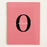 Agenda Nome do Script Monograma Personalizado Cor-de-rosa<br><div class="desc">Este elegante monograma e na moda pode ser dado como presente para um aniversário, Dia de as mães ou qualquer ocasião. Pode ser personalizado com o nome e a inicial da pessoa. Você pode alterar a fonte, a cor da fonte, o tamanho da fonte e a cor do plano de...</div>