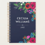 Agenda Nome dos Buquês roxos roxos vibrantes<br><div class="desc">Planejador espiral impresso com arranjos de flores desenhadas à mão em rosa, roxo e branco contra fundo azul escuro. Adicione seu nome e o ano em letras brancas.</div>