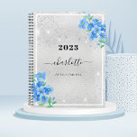 Agenda Nome floral azul de prata 2024<br><div class="desc">Um fundo metálico prateado falsa,  com flores azuis que me esqueçam. Poeira de brilho. Personalize e adicione um ano,  nome e título.</div>