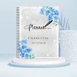 Agenda Nome floral azul de prata 2025<br><div class="desc">Um fundo com aparência de prata falsa, com flores azuis que me esquecem, não flores. Poeira de brilho. Personalize e adicione um ano, nome e título.</div>