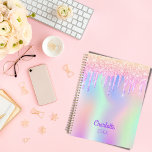Agenda Nome holográfico rosa pinga 2025<br><div class="desc">Um fundo holográfico de tendência, colorido, com cores pastel unicórnio e arco-íris, cor rosa e púrpura, verde. Decorado com pingos falsos em rosa e roxo. Personalize e adicione um nome, escrito com um script de estilo manuscrito, entre elas, moderno. Adicione um ano. Letras cor púrpura.</div>