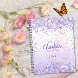 Agenda Nome monograma da borboleta violeta 2024<br><div class="desc">Fundo violeta e gradiente branco decorado com brilho violeta,  faíscas,  uma borboleta grande. Personalize e adicione seu primeiro nome,  iniciais de monograma e ano.</div>