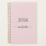 Agenda Nome Monograma Feminino em Rosa Empoeirado Minimal<br><div class="desc">Planejador personalizado feminino minimalista simples e clean com tom de rosa e monograma do nome, assinatura ou letra personalizada para 2023 ou qualquer ano. Este design apresenta seu primeiro nome em uma linda tipografia de letra manuscrita com cauda swash (ou caligrafia) em um fundo rosa poeirento ou rosa blush pastel...</div>