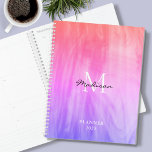Agenda Nome Monograma Rosa<br><div class="desc">Este na moda Planner é decorado com um design atmosférico em tons de rosa, roxo e coral. Facilmente personalizável com seu nome, monograma e ano. Use a opção Ferramenta Design para alterar o tamanho, o estilo e a cor do texto.</div>