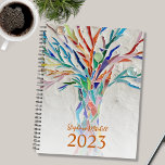 Agenda Nome Personalizado 2023<br><div class="desc">Este Planeador exclusivo é decorado com uma árvore de mosaico de cor brilhante. Personalize-o com seu nome e ano. Para editar ainda mais, use a Ferramenta Design para alterar a fonte, o tamanho da fonte ou a cor. Porque nós criamos a nossa trabalho de arte, você não encontrará esta imagem...</div>