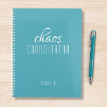 Agenda Nome Personalizado Azul do Coordenador do Caos<br><div class="desc">Coordenador de caos Nome Personalizado Azul estuda o texto "coordenador do caos" em uma tipografia de escrita branca divertida. Perfeito para aquela mãe ocupada,  professora,  gerente de esportes ou chefe de trabalho. Projetado pelo Evco Studio www.zazzle.com/store/evcostudio</div>