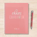 Agenda Nome Personalizado Cor-de-Rosa do Coordenador do C<br><div class="desc">O Nome Personalizado Rosa Coordenador do Caos fofoca o texto "coordenador do caos" em uma tipografia de escrita branca divertida. Perfeito para aquela mãe ocupada,  professora,  gerente de esportes ou chefe de trabalho. Projetado pelo Evco Studio www.zazzle.com/store/evcostudio</div>