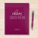 Agenda Nome Personalizado Cor-de-Rosa do Coordenador do C<br><div class="desc">O nome personalizado cor-de-rosa profundo do coordenador do caos estuda o texto "coordenador do caos" em uma tipografia de escrita branca divertida. Perfeito para aquela mãe ocupada,  professora,  gerente de esportes ou chefe de trabalho. Projetado pelo Evco Studio www.zazzle.com/store/evcostudio</div>