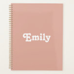 Agenda Nome personalizado cor-de-rosa poeirento, cor-de-r<br><div class="desc">Nome personalizado rosa poeirento e bonito,  ano de texto ou agenda personalizada monograma,  Planejador. Texto branco personalizável,  fundo sólido rosado e poeirento. Você pode personalizá-lo com seu nome,  monograma,  iniciais,  ano ou texto personalizado.</div>