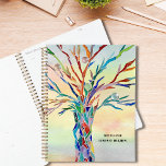 Agenda Nome Personalizado da Árvore Arco-Íris<br><div class="desc">Este Planeador único é decorado com uma árvore de cor arco-íris e um fundo de aquarela. O design original foi feito em mosaico usando pequenos pedaços de vidro de cor clara. Personalize-o com seu nome e ano. Use a opção Ferramenta Design para alterar o tamanho, o estilo ou a cor...</div>