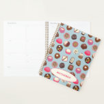 Agenda Nome Personalizado da Confeitaria de Doces de Choc<br><div class="desc">Delicioso padrão de chocolate e confeitaria doce cheio de doces e tentações!
Personalizar alterando o texto e a cor do plano de fundo.</div>