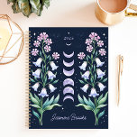 Agenda Nome Personalizado da Fase da Lua Floral Celestial<br><div class="desc">Esse design encantador apresenta um modelo de lua celestial enquadrado por delicados florais de aquarelas em tons de lavanda suave e rosa, colocados sobre fundo de marinho profundo. Personalizado com um nome personalizado e no ano de 2025, combina encanto cósmico com elegância botânica. Perfeito para requerentes espirituais, amantes da astrologia,...</div>