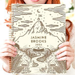 Agenda Nome Personalizado da Paisagem Rustic Mountain<br><div class="desc">Esta charmosa design apresenta uma paisagem de montanha desenhada à mão com detalhes complexos de samambaias, cogumelos, e um rio enrolamento, tudo em tons castanhos sujos. O nome personalizado e o ano adicionam um toque atencioso, fazer perfeito para amantes da natureza e aventureiros. Ideal para jornalismo, definição de metas ou...</div>
