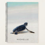 Agenda Nome Personalizado da Viagem Turtle Beach | Nature<br><div class="desc">Esta design apresenta um fazer de tartaruga bebê é o caminho para o oceano depois de ser nascer. Personalize editando o texto na caixa de texto ou exclua o texto sem nome. #tartaruga #sealife #ocean #seaturtle #leatherback #praia #sealife #personalizado #nome #organizadores #casa #escritório #trabalho #escola #stationery</div>