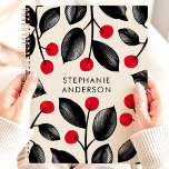 Agenda Nome Personalizado das Berries Botânicas Preto e V<br><div class="desc">Mergulhe num mundo de beleza botânica com este planejador cativante. Folhas pretas delicadas se entrelaçam com amoras vermelhas vibrantes, criando um design que é elegante e impressionante. Imagine-se juntando seus sonhos e compromissos em meio a essa sinfonia da natureza. Personalize-o com o seu nome e deixe que este planejador seja...</div>