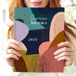 Agenda Nome Personalizado das Linhas Geométricas do abstr<br><div class="desc">Esta design ousada e moderna apresenta uma composição abstrato vibrante de formas orgânicas em marinhos profundos, mostarda, escamas e tons de oliva. Linhagem de ouro fino adiciona um toque de sofisticação, enquanto o nome e o ano personalizados criam um final único e na moda. Perfeito para artistas, estudantes ou profissionais...</div>