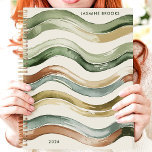Agenda Nome Personalizado das Stripes de Cores Terrestres<br><div class="desc">Abrace os tons de terra e o ritmo de fluxo deste planejador exclusivo. As listras de aquarelas em tons de verde e castanho criam uma estética calmante e orgânica. Imaginem-se a vislumbrar o vosso calendário com a mesma graça sem esforço. Personalize-o com seu nome e deixe que esse planejador seja...</div>