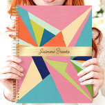 Agenda Nome Personalizado de Abstrato Geométrico Colorida<br><div class="desc">Este design ousado mostra um padrão geométrico vibrante de abstrato com tons claros rosa, azul, verde e laranja. A banda central de ouro destaca elegantemente um nome personalizado, criando um na moda e um toque pessoal. Perfeito para se manter organizado na escola, no trabalho ou no dia a dia, esta...</div>
