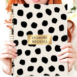 Agenda Nome Personalizado de Bolinhas Preta e Branca<br><div class="desc">Mantenha-se organizado em estilo com este planejador de bolinhas atraente! Com um design preto e branco ousado, este planejador é perfeito para adicionar um toque de personalidade à sua rotina diária. A placa de ouro de metal escovado adiciona um toque de sofisticação e permite personalização. Com amplo espaço para anotações,...</div>