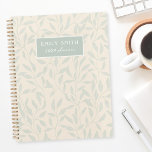 Agenda Nome Personalizado de Folha de Beige e Sage<br><div class="desc">Planeador espiral personalizado com um padrão de folhagem elegante natural com nome personalizado em fundo de cor bege suave.</div>