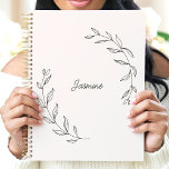 Agenda Nome personalizado de Laurel Wreath Minimalista<br><div class="desc">Mantenha-se organizado e inspirado neste planejador minimalista, com um delicado design de coroa de louros. Personalize-o com o seu nome para um toque de elegância. Este planejador é perfeito para definir metas, rastrear compromissos e reunir notas. Seu design limpo e amplo espaço escrevendo o tornam ideal para aqueles que apreciam...</div>
