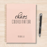 Agenda Nome Personalizado de Peach Coordenador de Caos<br><div class="desc">O Nome Personalizado Peach Coordenador do Caos foda o texto "coordenador do caos" em uma tipografia de escrita negra divertida. Perfeito para aquela mãe ocupada,  professora,  gerente de esportes ou chefe de trabalho. Projetado pelo Evco Studio www.zazzle.com/store/evcostudio</div>