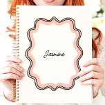 Agenda Nome Personalizado de Quadro Wavy Escalonado Rosa<br><div class="desc">Mantenha-se organizado e na moda com este elegante planejador com uma delicada estrutura rosada escalada. Personalize-o com seu nome para um toque exclusivo. Este planejador é perfeito para acompanhar compromissos, tarefas e todas as suas datas importantes. Com o seu clássico design e o amplo espaço escrevendo, é algo que deve...</div>