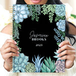 Agenda Nome Personalizado de Suculente de Aquarela Floral<br><div class="desc">Este elegante design mostra uma estrutura aquarela de suculentos em verde macio, azul e matizes esbranquiçados, colocados contra um fundo preto elegante. O nome personalizado e o ano criam um toque único e refinado, fazer-o perfeito para estudantes, profissionais ou fãs de plantas. Ideal para organizar tarefas diárias, jornalismo ou planejamento...</div>