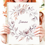 Agenda Nome Personalizado de Texto Floral de Cores Aquáti<br><div class="desc">Este elegante design de planificador apresenta uma camada floral de aquarela mutada em tons suaves de blush, mauve e taupe. O arranjo gentil envolve um nome personalizado em uma escrita delicada, criando um toque personalizado e refinado. Ideal para organizar suas tarefas diárias, compromissos ou ideias criativas com um estilo feminino...</div>
