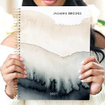 Agenda Nome personalizado de Wash 2025 de Aquarela Neutra<br><div class="desc">Abrace a beleza serena deste planejador minimalista. As lavagens de aquarela suave e neutra fluem através do cobrir, criando um calmante e sofisticado estético. Imaginem-se a vaguear pela vossa agenda com uma graça sem esforço. Personalize-o com seu nome e deixe que esse planejador seja seu companheiro artístico enquanto navega as...</div>