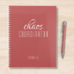 Agenda Nome Personalizado do Coordenador de Caos<br><div class="desc">O nome personalizado do coordenador do caos estuda o texto "coordenador do caos" em uma tipografia de escrita branca divertida. Perfeito para aquela mãe ocupada,  professora,  gerente de esportes ou chefe de trabalho. Projetado pelo Evco Studio www.zazzle.com/store/evcostudio</div>