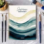 Agenda Nome Personalizado do Fluxo de Cores de Água do ma<br><div class="desc">Mergulhe na fluidez da arte e da organização com esse planejador cativante. As ondas de aquarela do marinho fluem através do cobrir, criando uma sensação de movimento e tranquilidade. Imaginem-se a vislumbrar o vosso calendário com a mesma graça sem esforço. Personalize-o com seu nome e deixe que esse planejador seja...</div>