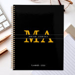 Agenda Nome Personalizado do Monograma Dourado Preto Eleg<br><div class="desc">Personalize o texto e crie facilmente o planejador personalizado. Clique em EDIT DESIGN para alterar a cor de fundo ou a cor do texto. Você pode TRANSFERIR este DESIGN para outros produtos do Zazzle e ajustá-lo ao ajustado da maioria dos itens do Zazzle. Os designs Standard Studio são feitos em...</div>