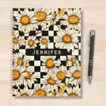 Agenda Nome Personalizado do Quadro de Verificação de Mar<br><div class="desc">Retro Groovy Daisy Checkerboard Personalised Name Planner apresenta um padrão de margarida de entalhe em um plano de padrão de tabuleiro preto e branco com seu texto personalizado ou nome personalizado no centro. Perfeito como presente para a família e amigos no Natal, aniversário, feriados, Dia de as mães, colegas de...</div>