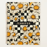 Agenda Nome Personalizado do Quadro de Verificação de Mar<br><div class="desc">Retro Groovy Daisy Checkerboard Personalised Name Planner apresenta um padrão de margarida de entalhe em um plano de padrão de tabuleiro preto e branco com seu texto personalizado ou nome personalizado no centro. Perfeito como presente para a família e amigos no Natal, aniversário, feriados, Dia de as mães, colegas de...</div>
