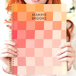 Agenda Nome Personalizado do Quadro de Verificação Rosa G<br><div class="desc">Este design vibrante apresenta um padrão de tabuleiro de gradiente suave em tons cor-de-rosa quente e cor de pêssego. O esquema em negrito é complementado por um nome personalizado em tipografia moderna e limpa, criando um toque na moda e pessoal. Perfeito para estudantes, profissionais ou qualquer pessoa que ame designs...</div>