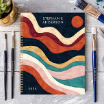 Agenda Nome Personalizado do Sun para Abstrato de Brushaf<br><div class="desc">Este design impressionante apresenta ondas ousadas de pinceladas e sol em tons ricos de ferrugem, lacre, marinho e pincel, com um sotaque solar vibrante. O estilo pintado manualmente adiciona profundidade e textura, enquanto o nome personalizado e o ano criam um toque único e na moda. Perfeito para estudantes, profissionais ou...</div>