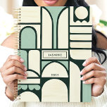Agenda Nome Personalizado dos Arcos Geométricos Modernos<br><div class="desc">Assumir a organização com este planejador moderno e artístico, com um design geométrico único, com arcos em tons verdes e natas. Personalize-o com seu nome para um toque exclusivo. Este planejador é perfeito para acompanhar os compromissos, as tarefas e todas as suas datas importantes ao longo de 2025. Com o...</div>