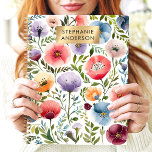 Agenda Nome Personalizado Floral de Aquarela de Jardim Vi<br><div class="desc">Este design alegre mostra um jardim vibrante de florais de aquarelas em uma variedade de tons negros, incluindo vermelho, rosa, roxo, laranja e azul. O delicado verde adiciona profundidade e charme, enquanto a elegante placa dourada proporciona um toque personalizado. Perfeito para estudantes, profissionais ou qualquer pessoa que ame designs coloridos...</div>