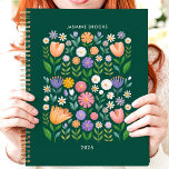 Agenda Nome Personalizado Floral de Arte Folar Brilhante<br><div class="desc">Este design alegre apresenta um padrão floral vibrante inspirado na arte popular com florescimento colorido em tons de rosa, roxo, laranja e branco contra um fundo verde profundo. O nome personalizado e o ano adicionam um toque único, fazer-o perfeito para estudantes, profissionais ou qualquer pessoa que ame designs lúdicos e...</div>